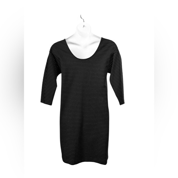 Camber & Grace, Chic Striped Dress with Pockets, Medium, Black & White - Picture 6 of 8